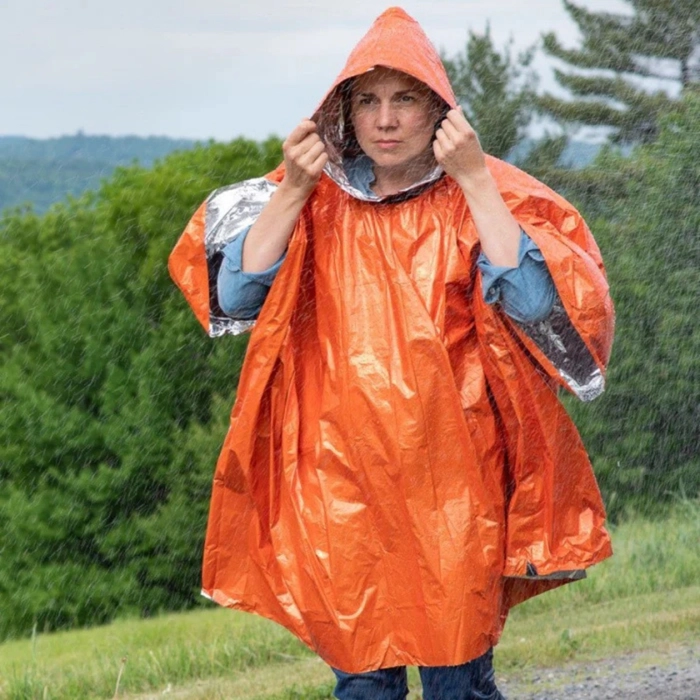 Nød-poncho mot regn med varmeisolasjon